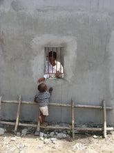 Carica l'immagine nel visualizzatore di Gallery, Enrica Salsi AMBOKALA, là dove crescono le patate dolci Storie di persone in un ospedale psichiatrico in Madagascar - Edizioni San Lorenzo